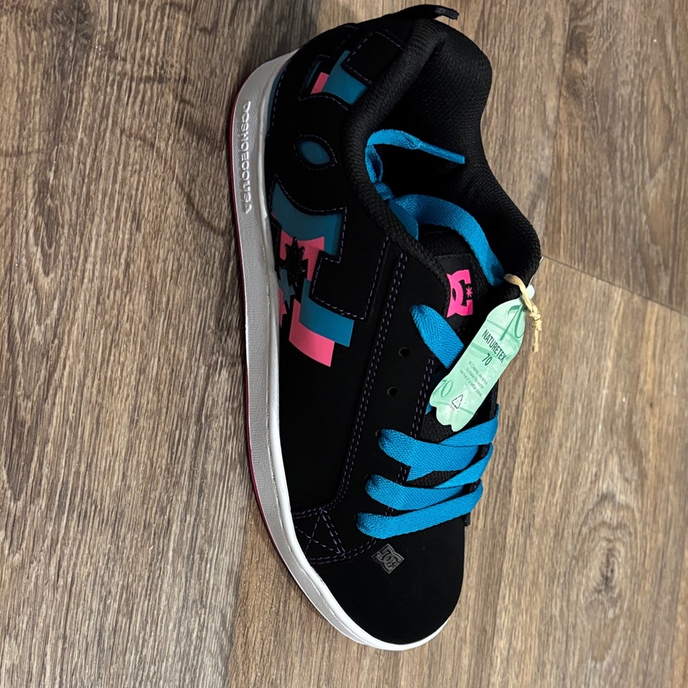 DC women’s court graffik size 8.5 brand new still in box